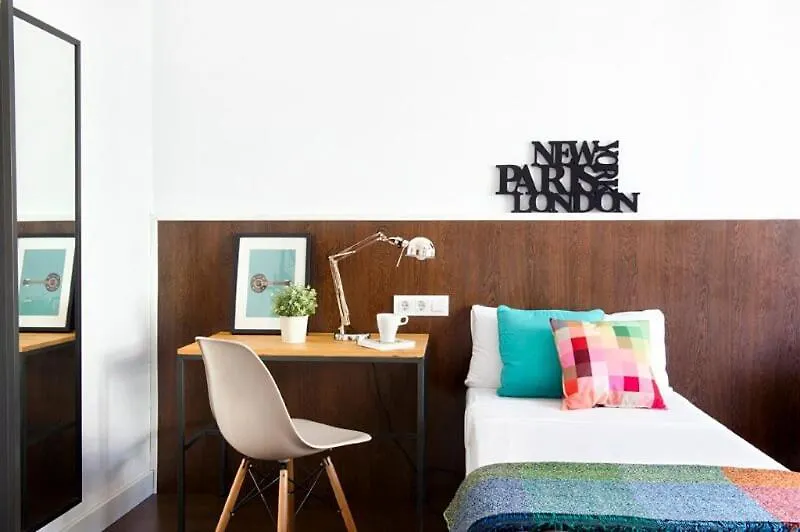 Traveller House 8 Bedroom Apartment Barcelona