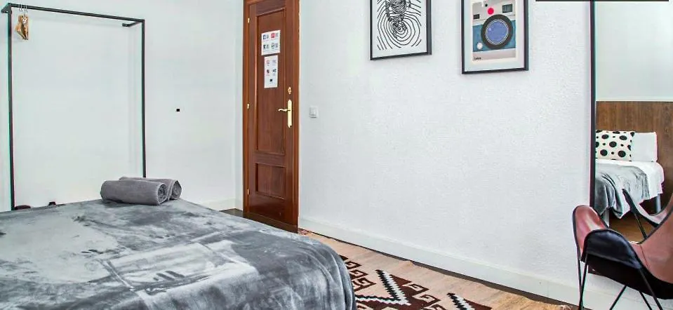 Traveller House 8 Bedroom Apartment Barcelona