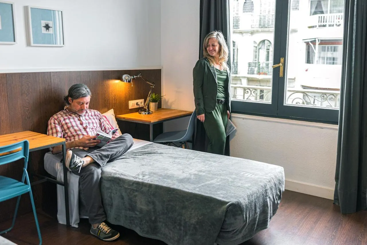 Traveller House 8 Bedroom Apartment Barcelona