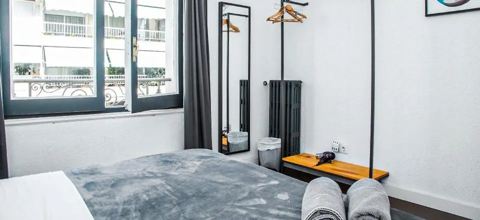 Traveller House 8 Bedroom Apartment Барселона Испания