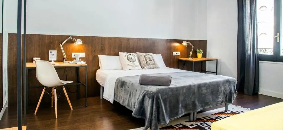 Traveller House 8 Bedroom Apartment Барселона