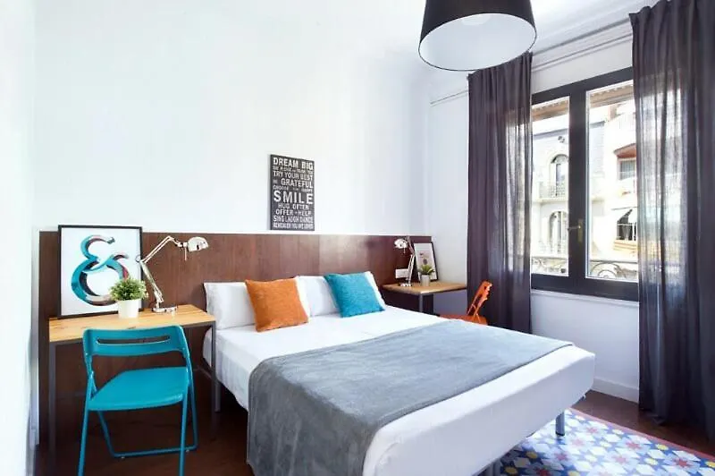 Traveller House 8 Bedroom Apartment Барселона