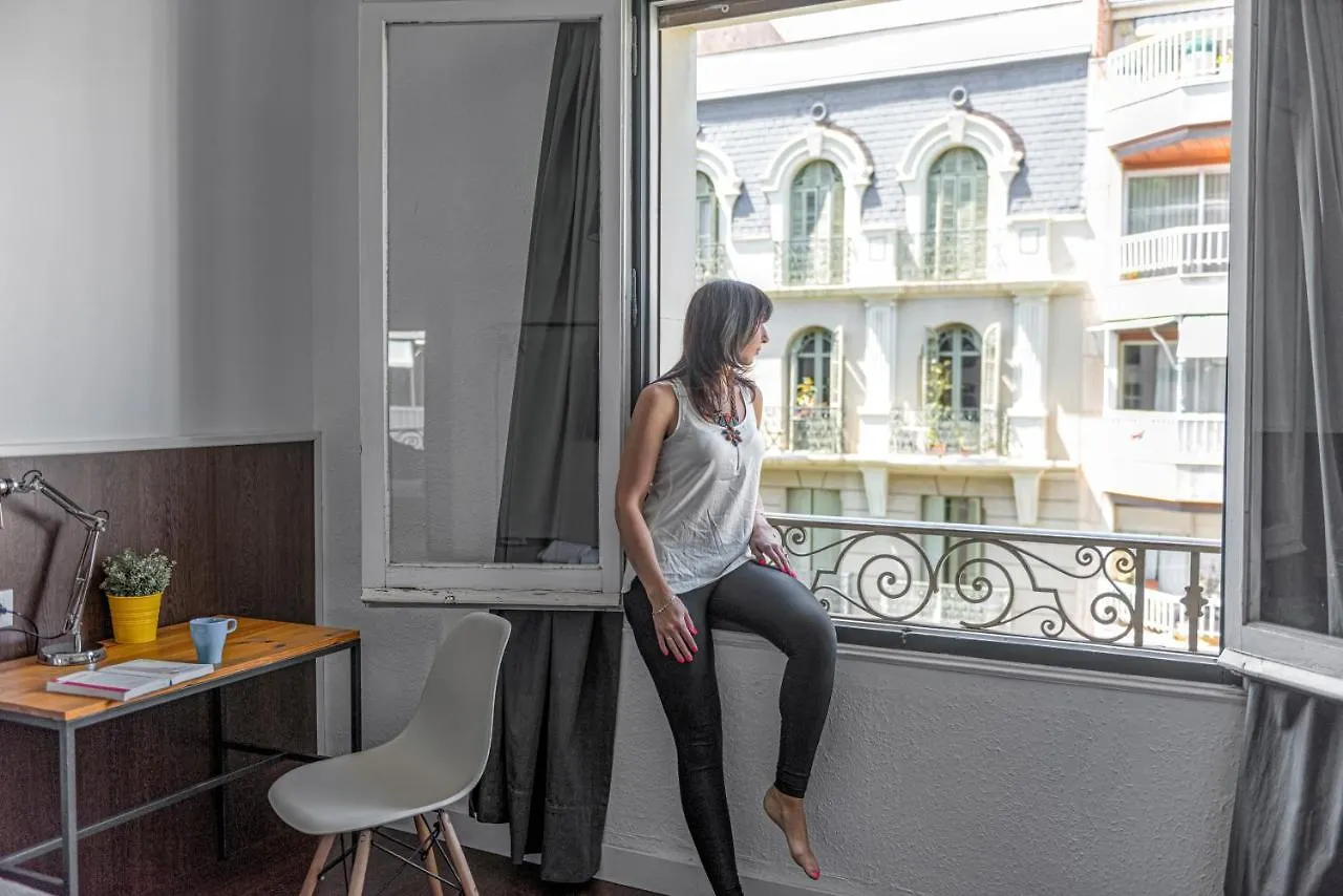 Traveller House 8 Bedroom Apartment Барселона