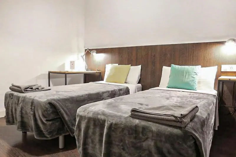 Traveller House 8 Bedroom Apartment Барселона