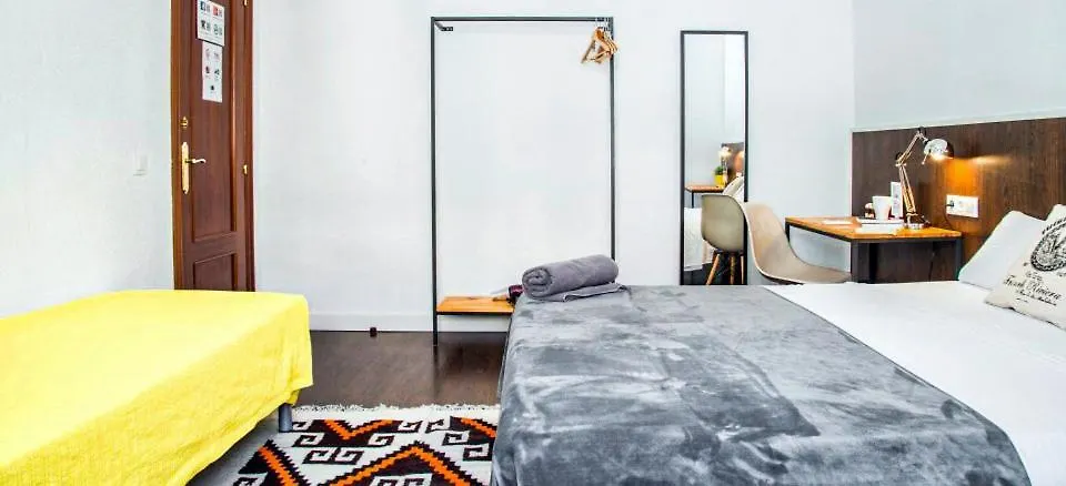 Traveller House 8 Bedroom Apartment Барселона Испания