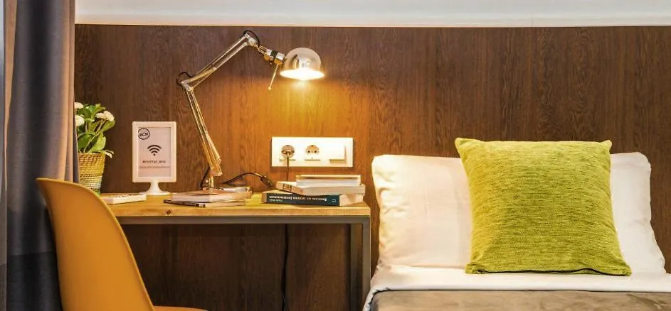 Traveller House 8 Bedroom Apartment Барселона Испания