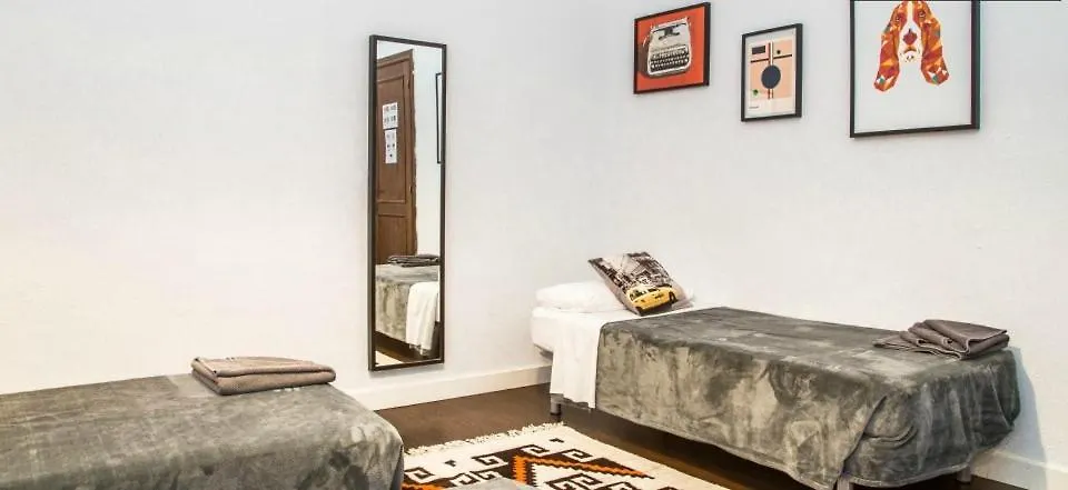 Traveller House 8 Bedroom Apartment Барселона