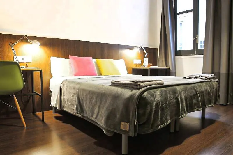 Traveller House 8 Bedroom Apartment Барселона Испания