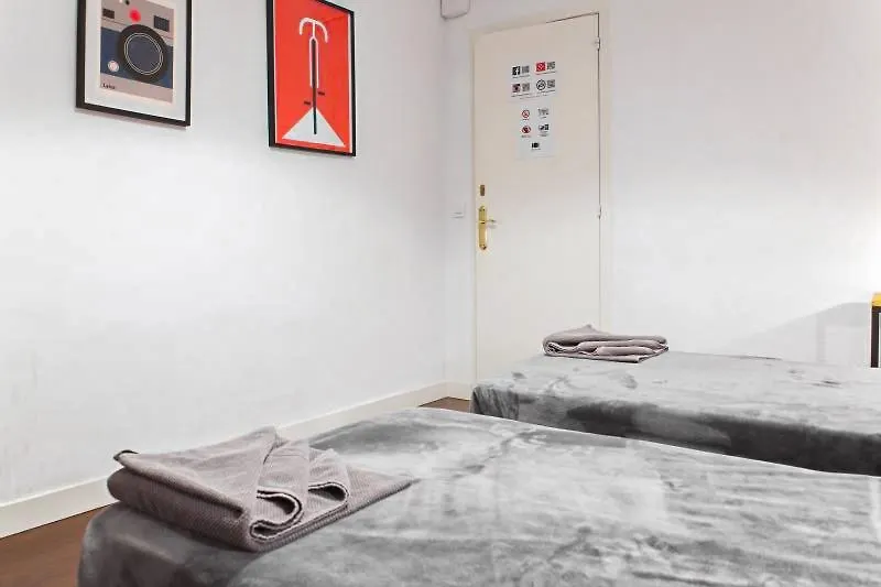 Traveller House 8 Bedroom Apartment Барселона Испания