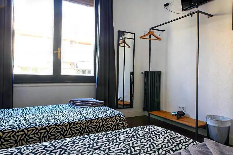 Traveller House 8 Bedroom Apartment Барселона