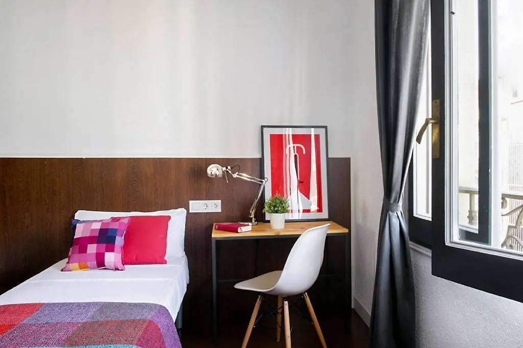Traveller House 8 Bedroom Apartment Барселона