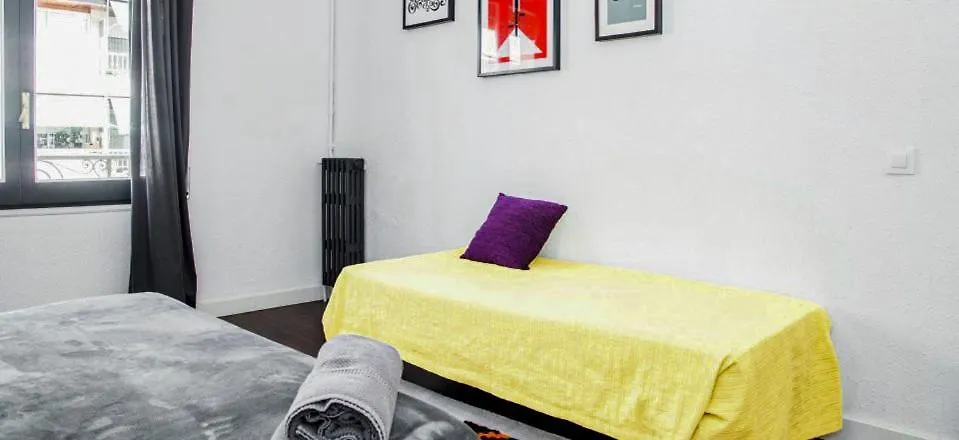 Traveller House 8 Bedroom Apartment Барселона 0*,