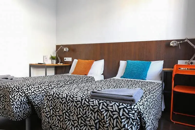 Traveller House 8 Bedroom Apartment Барселона