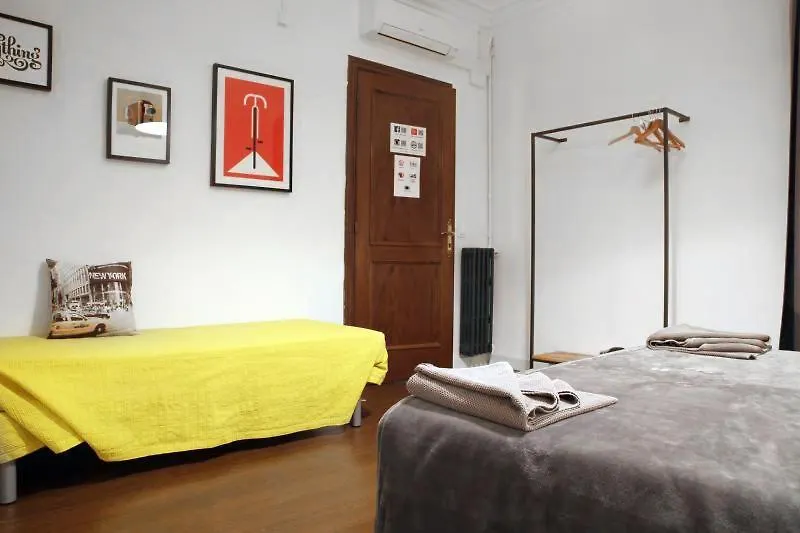 Traveller House 8 Bedroom Apartment Барселона
