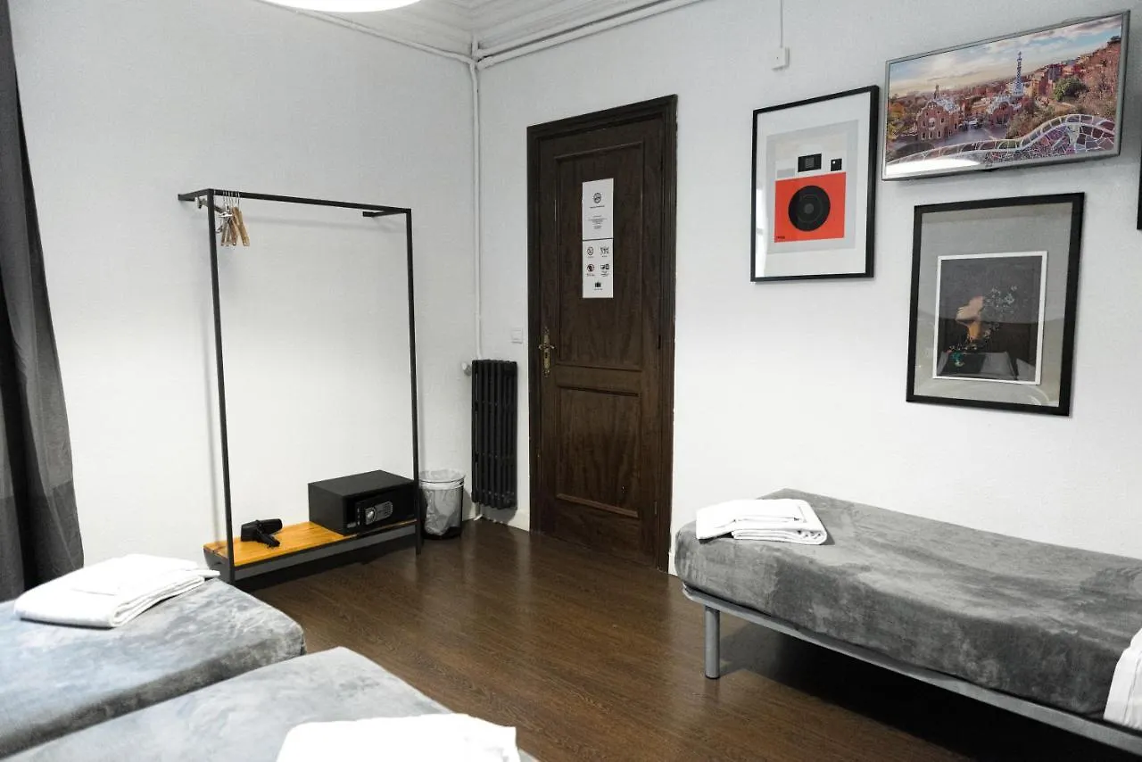 Traveller House 8 Bedroom Apartment Barcelona
