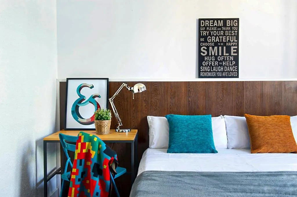 Traveller House 8 Bedroom Apartment Barcelona Spanyolország