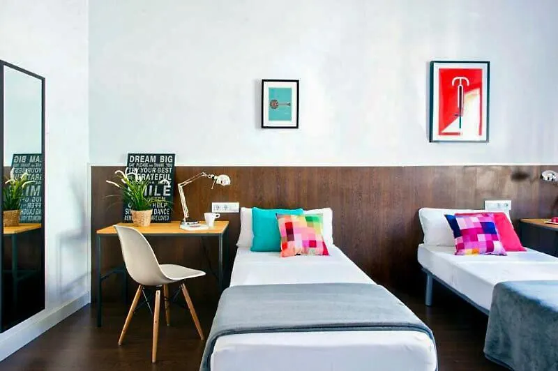Traveller House 8 Bedroom Apartment Barcelona