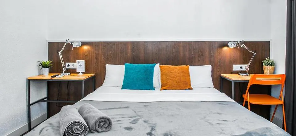 Traveller House 8 Bedroom Apartment Barcelona